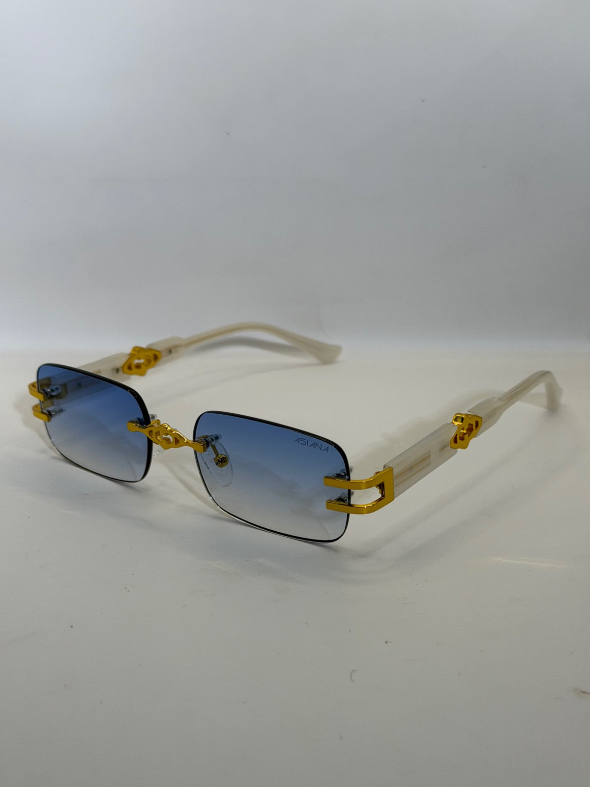 TERANA M White